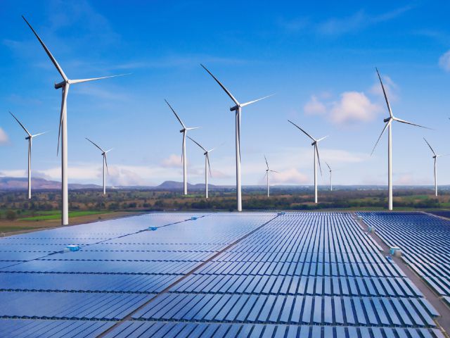 Windkrafträder und Photovoltaikanlagen in Energiepark